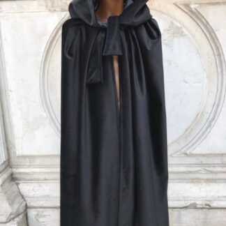 VELVET CAPE LINED IN SATIN